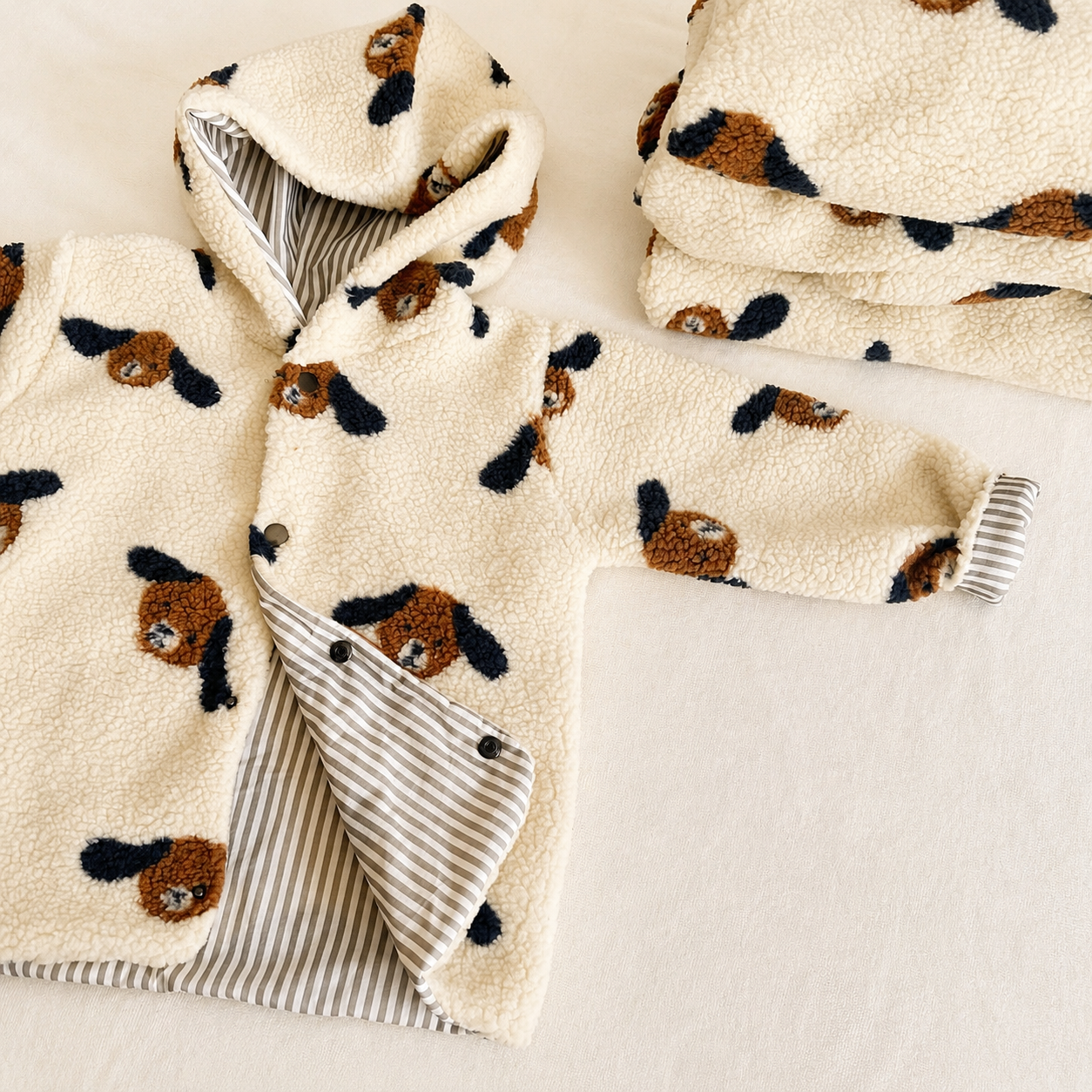 Giacca con cappuccio in teddy – fantasia cagnolino 🐶