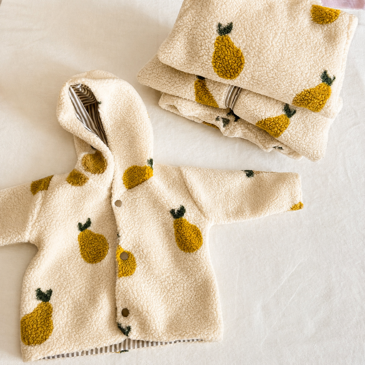 Giacca con cappuccio in teddy – fantasia pere 🍐