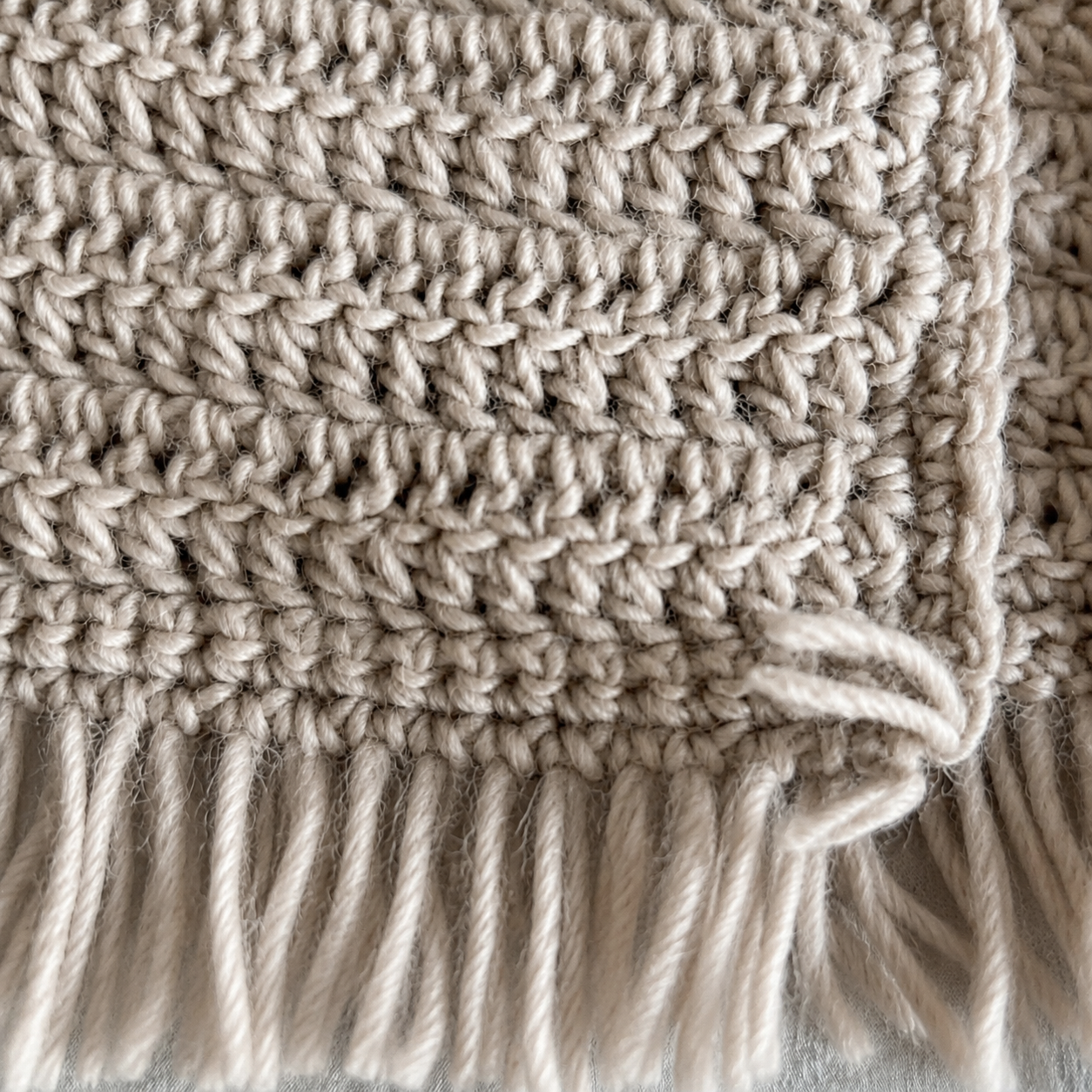 Cardigan in Lana all’Uncinetto con Frange